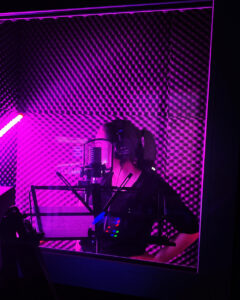 Studio di registrazione Wonderland Studio Recording nel booth con i am Elle