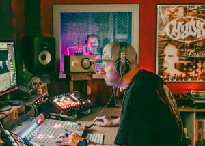 Studio di registrazione Wonderland Studio Recording sala regia starks e i am Elle nel booth